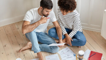 jeune-couple-travaillant-ensemble-maison-sol
